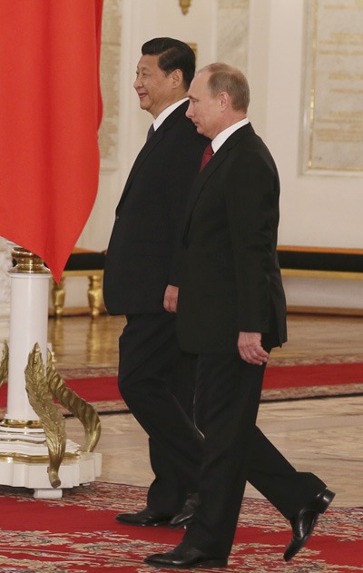 GOOD NEIGHBORS: Visiting Chinese President Xi Jinping (left) is welcomed by his Russian counterpart Vladimir Putin in Moscow on March 22, 2013 (LAN HONGGUANG)