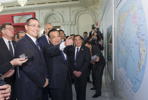 GOING GLOBAL: Chinese Premier Li Keqiang visits an exhibition of Chinese railways and equipment along with leaders of Central and Eastern European countries in Bucharest, Romania, on November 26, 2013 (LI XUEREN)