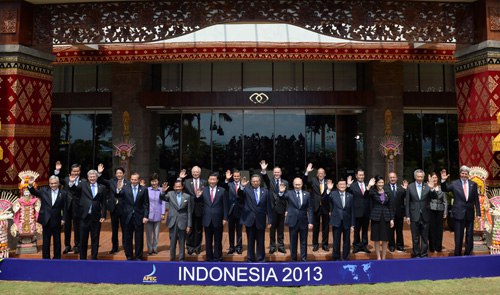 ASIA-PACIFIC COOPERATION: Chinese President Xi Jinping (fifth left, front row) poses with other leaders at the APEC Economic Leaders' Meeting in Bali, Indonesia, on October 8, 2013 (MA ZHANCHENG)