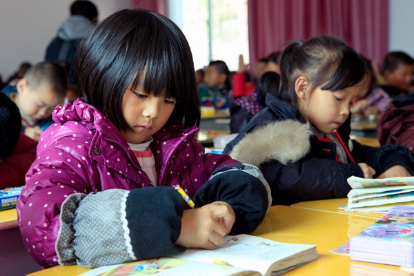 Students work on their assignments earlier this month during class at Changjiang Primary School in Badong, a county in Hubei province, where no homework is assigned to the students.[Liang Bin / for China Daily]