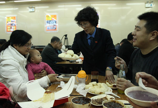 The manager of Qing Feng Steamed Dumpling Shop in Beijing serves customers on Monday. People flocked to the shop after President Xi Jinping dined there on Saturday. Cheng Liang / For China Daily