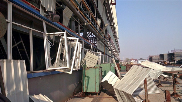 A blast caused by natural gas leakage shatters windows of a shipyard Monday, Dec 30, 2013. (Ti Gong) 