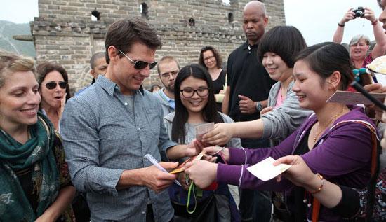 Tom Cruise brought his futuristic sci-fi Oblivion on his first visit to Beijing, and even made his long wish come true by scaling the Great Wall of China.