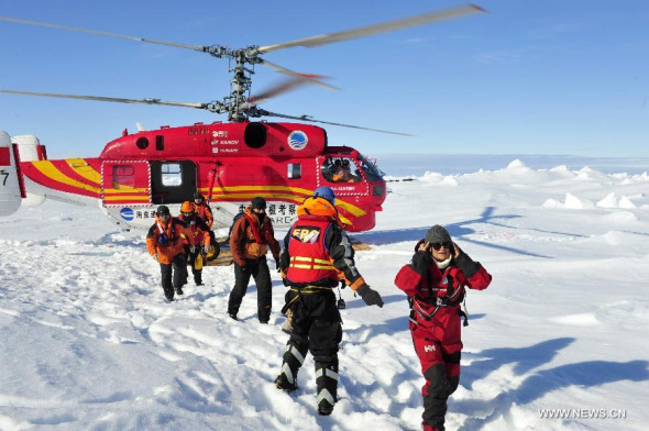 The first group of passengers aboard the trapped Russian vessel MV Akademik Shokalskiy arrive at a safe surface off the Antarctic, Jan. 2, 2014.(Xinhua/Zhang Jiansong)