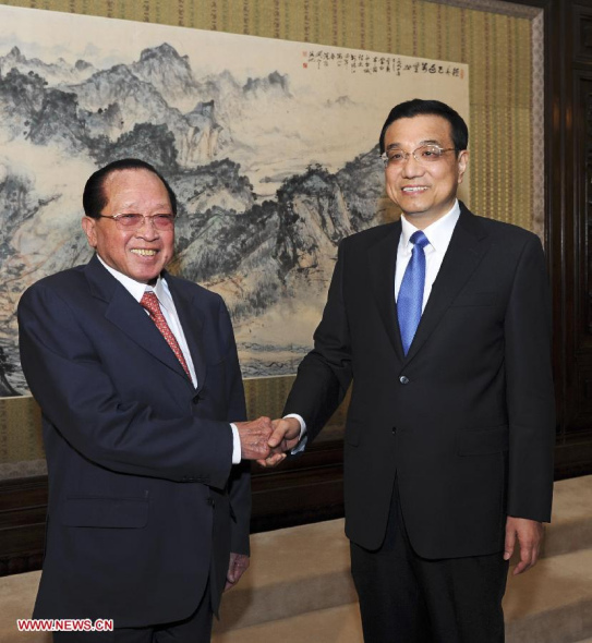 Chinese PremierLi Keqiang(R) shakes hands with Cambodian Deputy Prime Minister and Foreign Minister Hor Namhong in Beijing, capital of China, Jan. 2, 2014. (Xinhua/Rao Aimin)