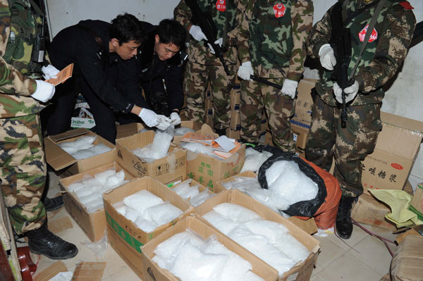 Police seize large amounts of methamphetamine at Boshe village in Lufeng, Guangdong province, in a crackdown on Dec 29. A total of 182 suspects were detained in the operation. JING GUOMIN / FOR CHINA DAILY