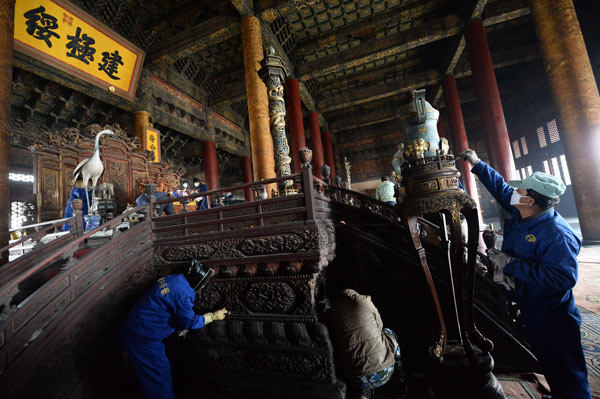 Workers clean Taihe Dian, or the Hall of Supreme Harmony, in the Forbidden City on Monday. The museum will now be closed for the entire day every Monday to give staff members enough time to thoroughly maintain relics. Liu Chang / For China Daily