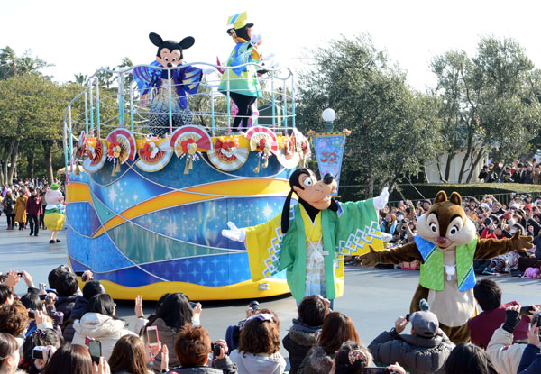 Visitors enjoy a flower parade at Disneyland in Tokyo on Jan 1 to celebrate the New Year. Ma Ping / Xinhua News Agency
