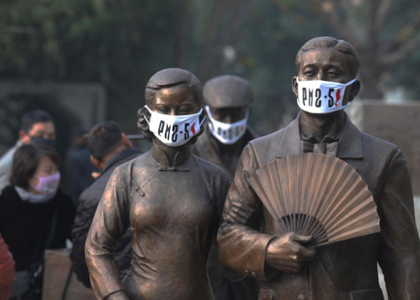 Street statues in Wuhan, Hubei province, on Dec 25 reflect ongoing public concern with PM2.5 pollution. Liu Dajia / For China Daily