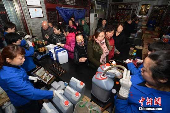 People have already been standing in line for two hours to buy vinegar in China's Shanxi province.