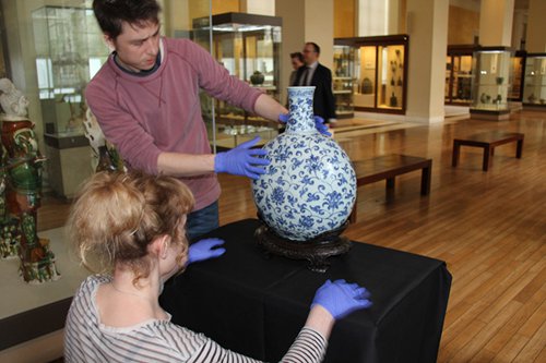 Staff of the British Museum show a porcelain bottle. [Photo: People's Daily Online]