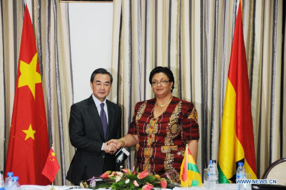 Chinese Foreign Minister Wang Yi (L) meets with his Ghanaian counterpart Hanna Tetteh in Accra, capital of Ghana, on Jan. 8, 2014. (Xinhua/Lin Xiaowei)