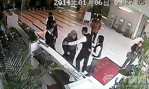 Screen grab of bank surveillance video Photo: Chinese Business Morning News