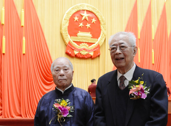  Nuclear weapons expert Cheng Kaijia (left) and physical chemist Zhang Cunhao, winners of this years top national science award, attend a grand ceremony in the Great Hall of the People in Beijing on Friday. ZHOU WEIHAI / FOR CHINA DAILY