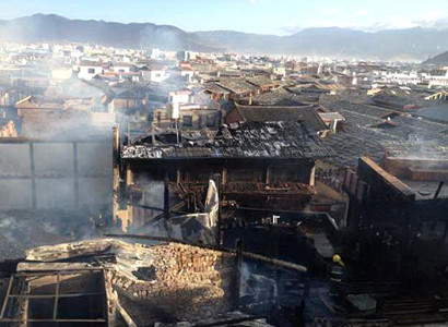 Rescuers transfer materials in Dukezong Ancient Town after fire, in Shangri-la County, southwest China's Yunnan Province, Jan. 11, 2014. A fire broke out early Saturday in the Dukezong Ancient Town. The blaze was basically under control and there were no immediate reports of casualties. (Xinhua)