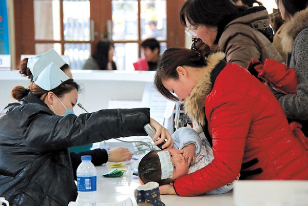 A child receives treatment at Shanghai Childrens Hospital on Beijing Road. Local hospitals have seen a big increase in the number of children being treated this winter, most of whom have colds or are suffering from respiratory diseases due to the cold weather and pollution. (Zhang Suoqing) 