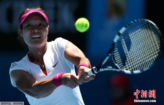 Li Na returns a shot to Ana Konjuh in the first round of the Australian Open. [Photo/Agencies]