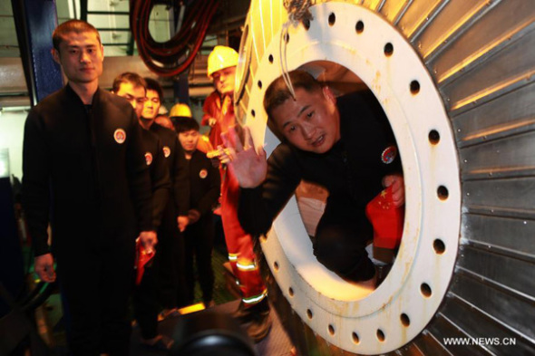 A diver enters the diving bell to conduct 300-meter saturation dive under the South China Sea, Jan. 9, 2014. (Xinhua Photo)