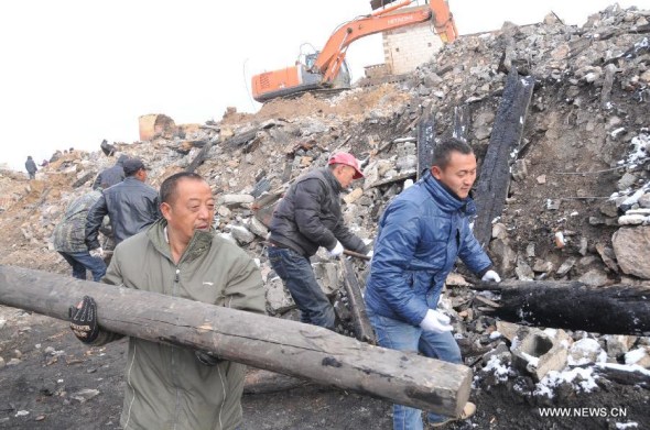 Locals clear debris at the fire site at the Dukezong Ancient Town of Shangri-la, a resort county in southwest China's Yunnan Province, Jan 12, 2014. (Xinhua Photo) 