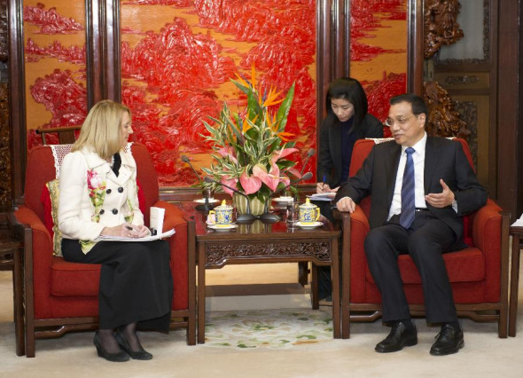 Chinese Premier Li Keqiang (R) meets with Editor-in-Chief of US journal Science Marcia McNutt in Beijing, China, Jan 13, 2014. (Xinhua/Xie Huanchi)