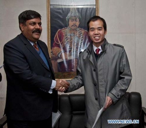 Sushil Koirala (L), general manager of Gorkhapatra Corporation, shakes hands with Zhou Shengping, bureau chief of Xinhua Kathmandu (R) after signing an agreement of news service in Kathmandu, Nepal, Jan 14, 2014.  (Xinhua/ Pratap Thapa)