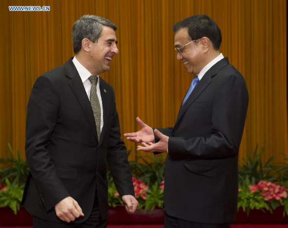 Chinese Premier Li Keqiang (R) meets with Bulgarian President Rosen Plevneliev at the Great Hall of the People in Beijing, capital of China, Jan 14, 2014. (Xinhua/Huang Jingwen)