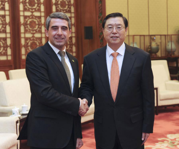 Zhang Dejiang (R), chairman of the Standing Committee of the National People's Congress of China, shakes hands with Bulgarian President Rosen Plevneliev at the Great Hall of the People in Beijing, capital of China, Jan 14, 2014. (Xinhua/Zhang Duo)