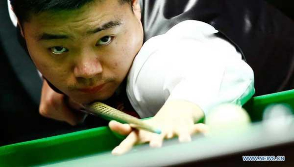 China's Ding Junhui competes during his first round match against England's Shaun Murphyon day three of the Masters Snooker tournament at Alexandra Palace in London on Jan 14, 2014. (Xinhua/Yin Gang)