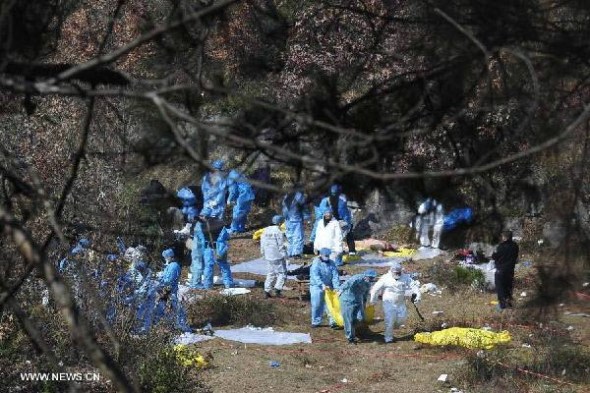 Police officers carry the bodies of the victims at the blast scene in Laoshan Village, Kaili City in southwest China's Guizhou Province, Jan 14, 2014. Eight suspects were detained as the death toll from a southwest China village blast rose to 15. (Xinhua/Ou Dongqu)