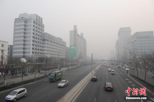 Smog blanketed Beijing with air quality readings reaching the most polluted level. (Photo: Chinanews.cn)
