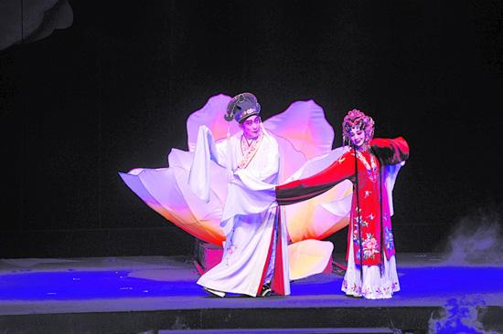 Residents of Foshan, a city in Guangdong province, have been treated to a free performance  of the Ming dynasty classic The Peony Pavilion at a downtown theater.