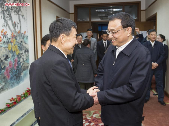 Chinese Premier Li Keqiang (R) talks with actor Li Xuejian after a forum in Beijing, capital of China, Jan. 17, 2014.(Xinhua/Huang Jingwen)