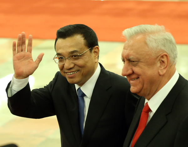 Premier Li Keqiang (left) holds a welcoming ceremony for visiting Prime Minister of Belarus Mikhail Myasnikovich on Monday in Beijing. Wu Zhiyi / China Daily