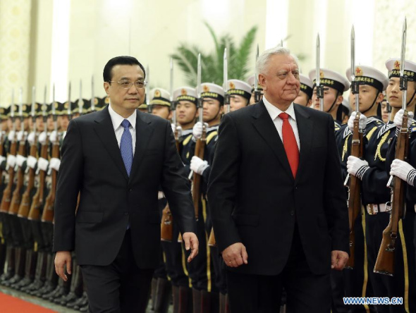 Chinese Premier Li Keqiang (L) holds a welcoming ceremony for Belarusian Prime Minister Mikhail Myasnikovich prior to their talks at the Great Hall of the People in Beijing, capital of China, Jan 20, 2014. (Xinhua/Ding Lin)