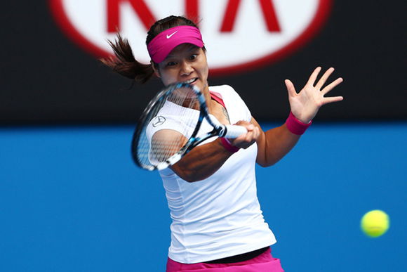 Li demolishes Pennetta to make final four at Australian Open.