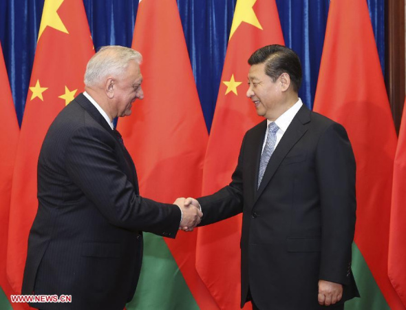 Chinese President Xi Jinping(R) meets with Belarusian Prime Minister Mikhail Myasnikovich at the Great Hall of the People in Beijing,Jan 21, 2014. (Xinhua/Ding Lin)