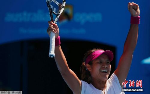 Li Na celebrates defeating Eugenie Bouchard of Canada in their women's singles semi-final match at the Australian Open 2014 tennis tournament in Melbourne, January 23, 2014. 