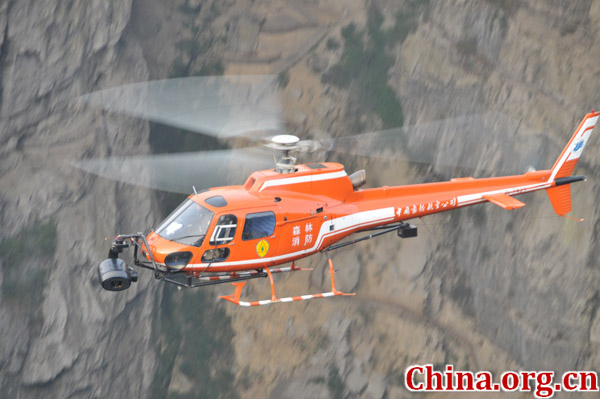 Two helicopters were used to get several grand aerial shots of the tiankengs (giant dolines) and naturally formed bridges on Tuesday and Wednesday. The scenes they shot will be used in Transformers 4 to add visual impact. [Photo: China.org.cn]