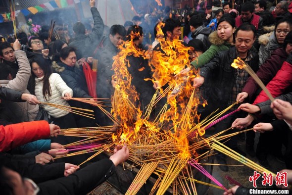 File photo shows visitors burn joss sticks in a temple. (Photo: chinanews.cn)