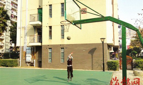 Li Guochuan, 80, makes a shot on the basketball court of her residential community in Fuzhou, East Chinas Fujian province. Photo: Nhaidu.com
