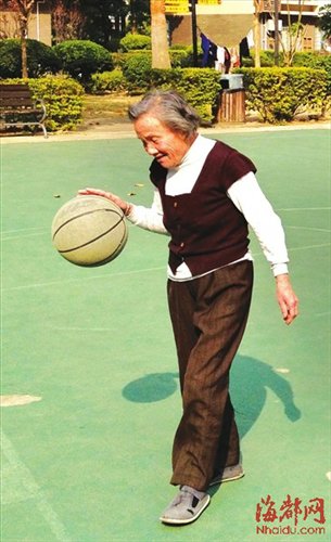 Mad skills: Li dribbles a basketball. Photo: Nhaidu.com