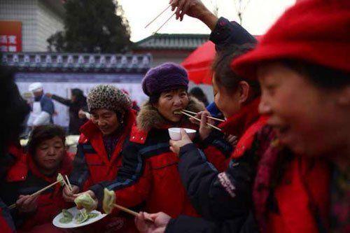 About one thousand people enjoy dumpling feast in Daxing district, Beijing.