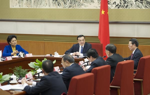 Premier Li Kieqiang speaks at a meeting of the State Council to discuss the annual government work report that it will submit for lawmakers' approval at the National People's Congress annual session in March.[Photo/Xinhua]