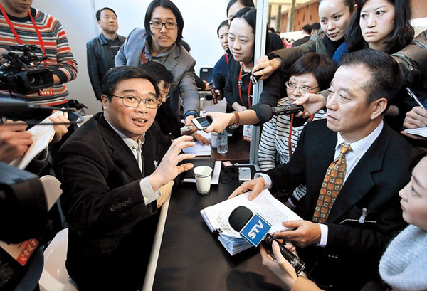 Sun Jianping (left), head of Shanghai Transport and Port Administration, speaks to reporters on the sidelines of the annual session of the Shanghai Peoples Congress Thursday. (Wang Rongjiang) 