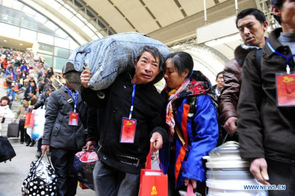 Passengers are about to board the train for migrant workers at Hankou Railway Station in Wuhan, capital of central China's Hubei Province, Jan 23, 2014.  (Xinhua/Hao Tongqian)