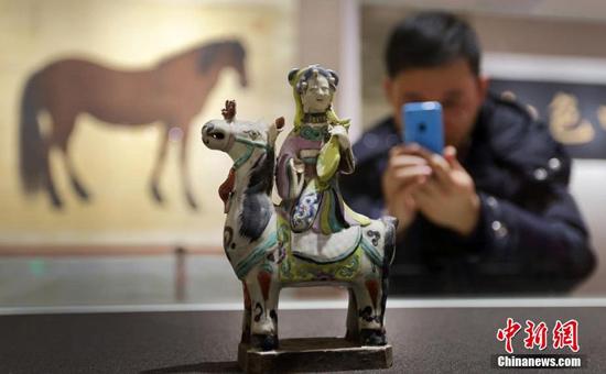One of the three largest museums in China-the Nanjing Museum-is hosting an exhibition  themed on horses to usher in the Chinese New Year.