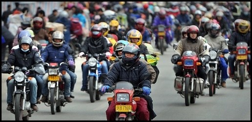 Migrant workers are seen riding motorbikes in winter. (Photo source: cnwest.com)
