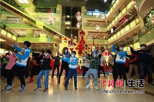 Volunteers in Beijing have launched a new initiative to encourage the public to use less fireworks over the festival season.