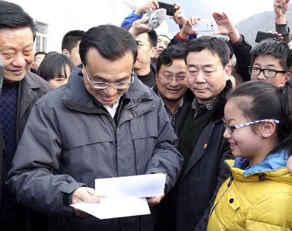 Chinese Premier Li Keqiang visits people at a resettlement community in Shangluo city, Northwest China's Shaanxi province, Jan 26, 2014. [Photo/China News Service] 