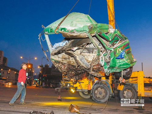 Photo shows the truck that ran onto the steps to Taiwan leader Ma Ying-jeou's office building. (Photo: Chinatimes.com)